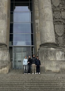 Liliana, Milena, Florian und David (v.l.n.r.) vor dem Reichstag