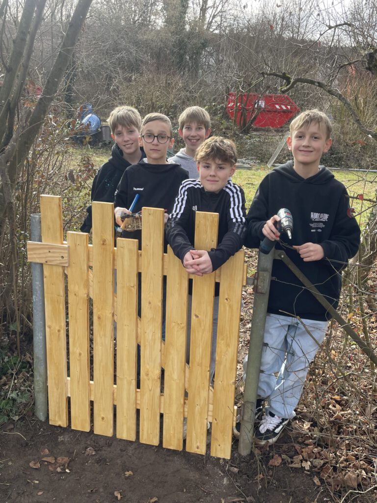 Der Schulgarten mit neuem Gartentor